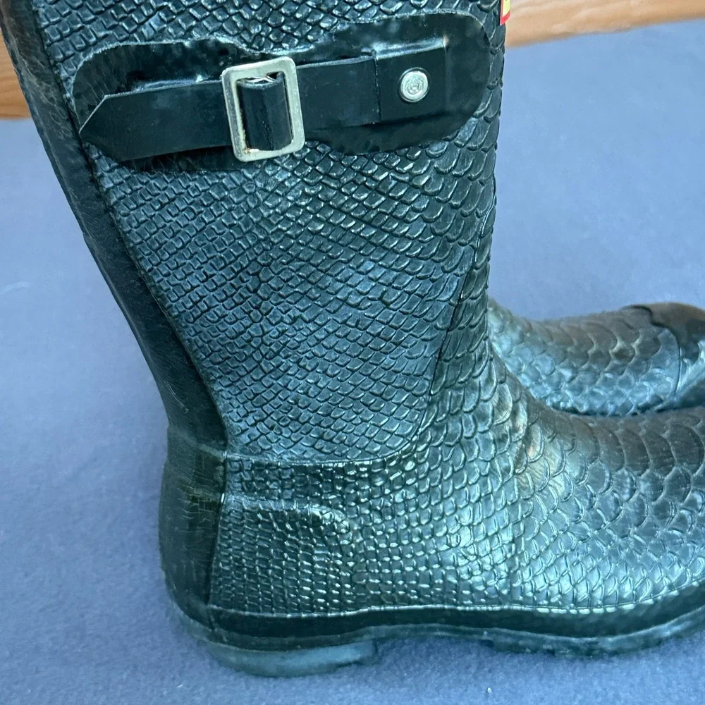 Hunter Carnaby Boa Short Rain Boots Womens 6 Black Snakeskin Embossed Rubber